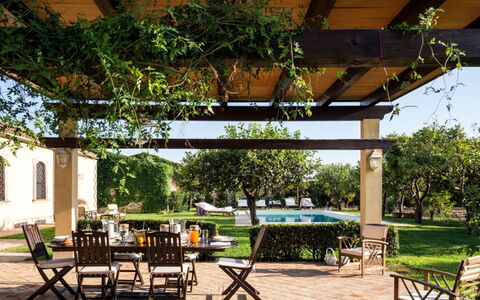 Villa del Sirio: Mueble, Mueble Para Exteriores, Jardín, Mesa, Sombra, Mesa Al Aire Libre, Silla, Recurso, Patio Interior, Cocina Y Comedor Mesa