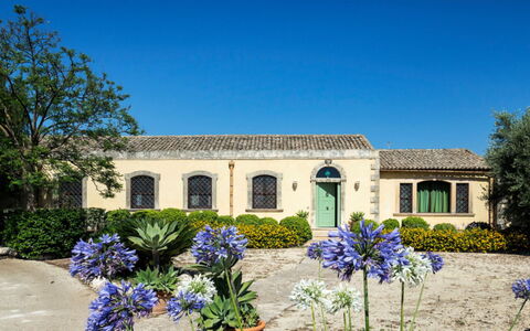 Villa del Sirio: Arbusto, Fachada, Casa, Casa, Inmuebles, Puerta, Jardín, Casa De Campo, Hacienda