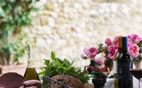 Villa del Riccio: Vajilla, Comida, Drinkware, Maceta, Botella, Vino, Utensilios Para Servir, Produce, Planta De Casa