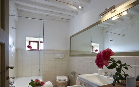 Villa del Riccio: Arreglo De Tubería, Diseño De Interiores, Piso, Baño, Lavabo Del Baño, Plomería, Lavabo, Suelo, Grifo, Espejo