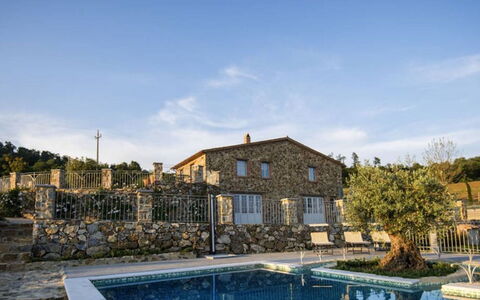 Villa Rufeno: Cabaña, Inmuebles, Pared De Piedra, Villa, Piscina