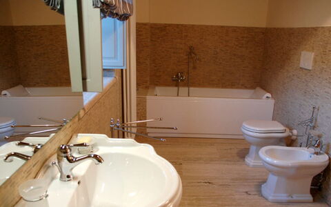Villa Rufeno: Baño, Arreglo De Tubería, Piso, Lavabo, Suelo, Lavabo Del Baño, Diseño De Interiores, Bañera, Grifo, Plomería