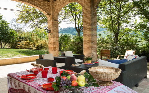 Cascina Arcangelo: Mueble, Mesa, Silla, Mueble Para Exteriores, Jardín, Mesa Al Aire Libre, Cocina Y Comedor Mesa, Yarda, Eco Hotel, Sombra