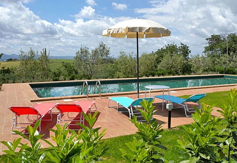 Casale Gioiello: Mueble, Mueble Para Exteriores, Mesa, Piscina, Recurso, Silla, Mesa Al Aire Libre, Sombra, Sunlounger, Jardín