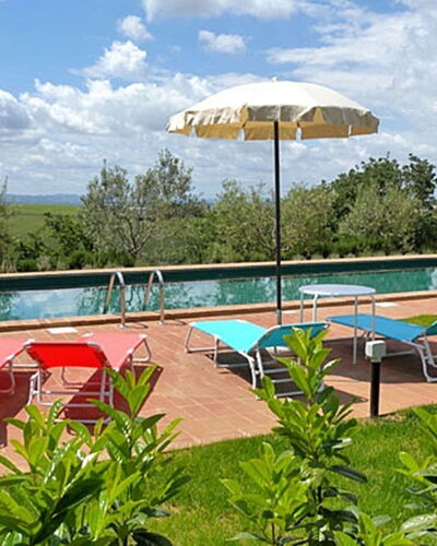 Casale Gioiello: Mueble, Mueble Para Exteriores, Mesa, Piscina, Recurso, Silla, Mesa Al Aire Libre, Sombra, Sunlounger, Jardín