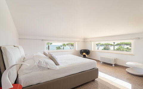 Villa delle Palme: Cama, Habitación, Diseño De Interiores, Piso, Suelo, Techo, Lecho, Sábana, Mueble, Habitación