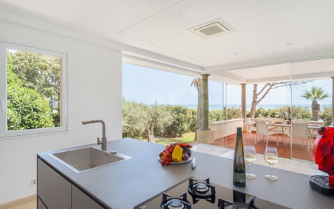 Villa delle Palme: Cocina, Mostrador, Diseño De Interiores, Piso, Aparato De Cocina, Mueble, Casa, Suelo, Techo, Arquitectura