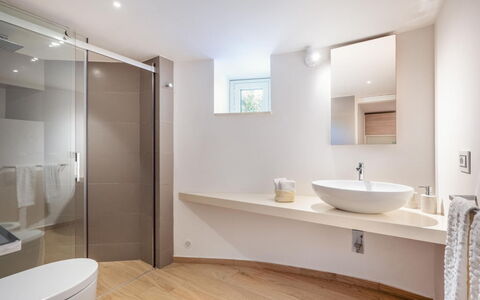 Villa delle Palme: Baño, Diseño De Interiores, Piso, Suelo, Arreglo De Tubería, Pared, Madera, Bañera, Techo, Grifo