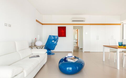 Villa delle Palme: Diseño De Interiores, Mueble, Piso, Suelo, Madera, Techo, Departamento, Habitación, Sala, Encendiendo