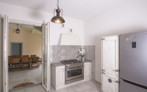 Villa Sara: Piso, Suelo, Diseño De Interiores, Techo, Cocina, Mueble, Electrodoméstico, Encendiendo, Electrodoméstico, Mostrador