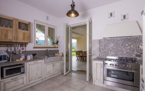 Villa Sara: Cocina, Mostrador, Piso, Mueble, Diseño De Interiores, Gabinetes, Suelo, Aparato De Cocina, Casa, Electrodoméstico