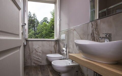 Villa Sara: Baño, Arreglo De Tubería, Lavabo Del Baño, Piso, Lavabo, Diseño De Interiores, Suelo, Grifo, Plomería, Casa