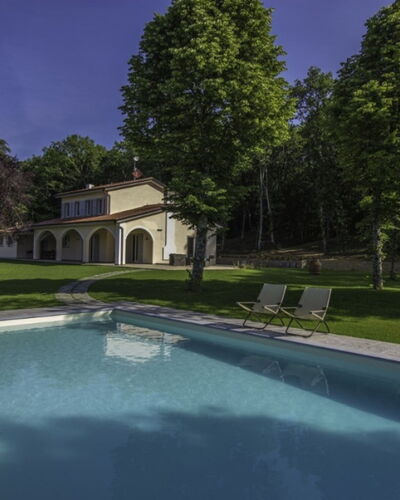 Villa Sara: Piscina, Inmuebles, Sombra, Jardín, Hacienda, Paisajismo, Césped, Casa De Campo, Yarda, Patio Interior