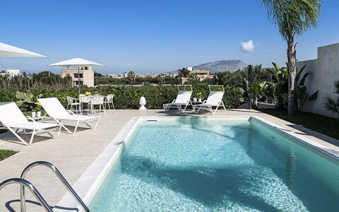 Villa della Laguna: Piscina, Mueble Para Exteriores, Recurso, Mueble, Material Compuesto, Sunlounger, Paraguas, Silla, Eco Hotel, Sombra