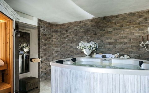 Villa della Laguna: Bañera, Arreglo De Tubería, Diseño De Interiores, Piso, Baño, Suelo, Grifo, Plomería, Techo, Encendiendo