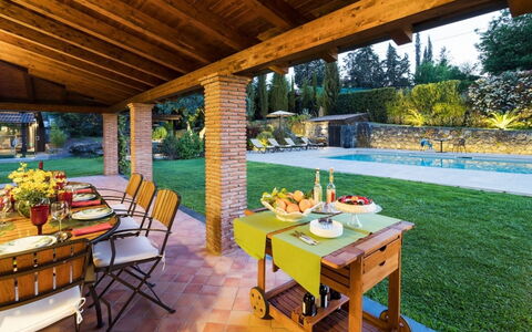 Villa Etna: Mueble, Mesa, Silla, Recurso, Diseño De Interiores, Mueble Para Exteriores, Cocina Y Comedor Mesa, Piscina, Mesa Al Aire Libre, Jardín