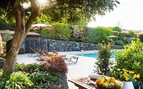 Villa Etna: Verde, Piscina, Arbusto, Mueble Para Exteriores, Jardín, Ocio, Paraguas, Sombra, Primavera
