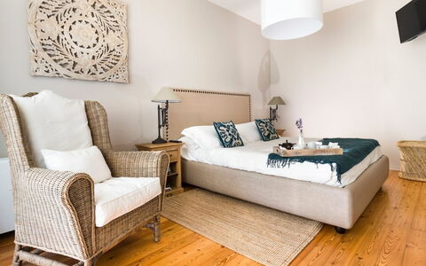 Villa Etna: Mueble, Diseño De Interiores, Cama, Suelo, Piso, Habitación, Habitación, Madera, Linos, Lecho