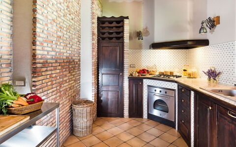 Villa Etna: Diseño De Interiores, Piso, Mueble, Cocina, Suelo, Aparato De Cocina, Mostrador, Madera, Techo, Electrodoméstico