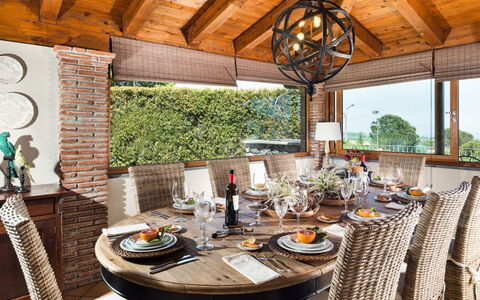 Villa Etna: Mueble, Diseño De Interiores, Madera, Mesa, Silla, Cocina Y Comedor Mesa, Comedor, Encendiendo, Lámpara, Techo