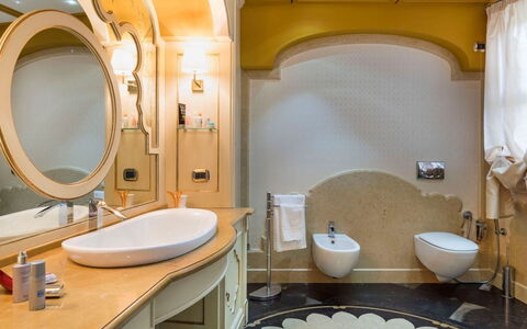 Villa del Drago: Lavabo Del Baño, Diseño De Interiores, Arreglo De Tubería, Lavabo, Grifo, Baño, Piso, Plomería, Encendiendo, Techo