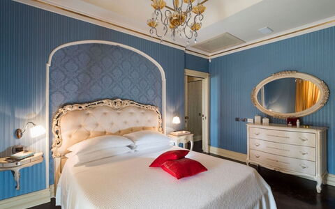 Villa del Drago: Habitación, Cama, Mueble, Diseño De Interiores, Sábana, Lecho, Techo, Textil, Linos, Habitación
