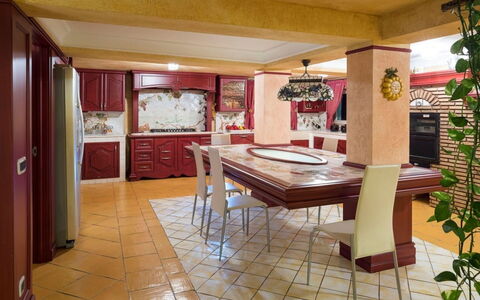 Villa del Drago: Mueble, Diseño De Interiores, Piso, Cocina, Suelo, Madera, Mostrador, Techo, Cocina Y Comedor Mesa, Mesa