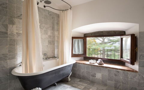 Villa Bel Monte: Bañera, Pared, Diseño De Interiores, Arreglo De Tubería, Piso, Baño, Suelo, Encendiendo, Techo, Plomería