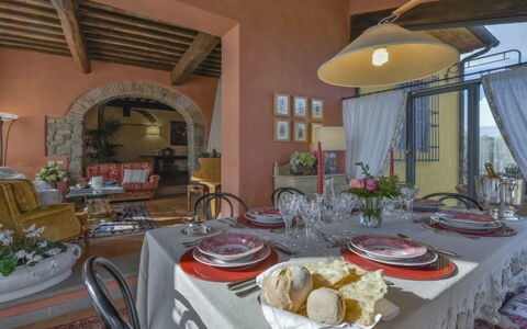 Villa Lucente: Mueble, Diseño De Interiores, Pared, Silla, Mesa, Comedor, Cocina Y Comedor Mesa, Piso, Habitación, Encendiendo