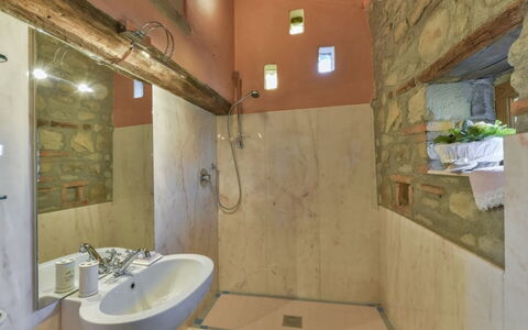 Villa Lucente: Piso, Pared, Diseño De Interiores, Suelo, Techo, Arreglo De Tubería, Habitación, Baño, Encendiendo, Mueble