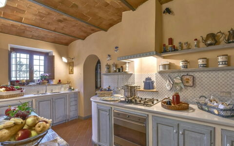 Villa Lucente: Mueble, Diseño De Interiores, Cocina, Piso, Mostrador, Gabinetes, Casa, Encendiendo, Habitación, Techo