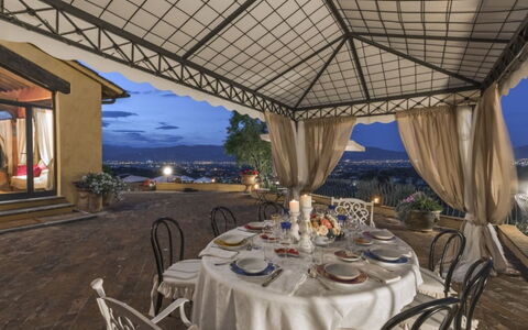 Villa Lucente: Silla, Villa, Estructura Al Aire Libre, Eco Hotel, Balcón, Hotel, Patio, Planta De Casa, Hacienda, Pabellón