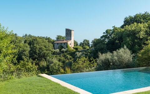 Villa Ugo: Piscina, Arbusto, El Terreno Del Lote, Jardín, Paisajismo, Césped, Inmuebles, Fuente De Agua, Sombra, Yarda