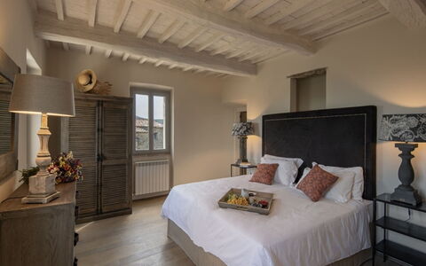 Villa Ugo: Mueble, Cama, Habitación, Diseño De Interiores, Lecho, Sábana, Linos, Habitación, Arrojar La Almohada, Almohada