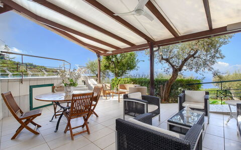 Villa Liliana: Mueble, Silla, Mesa, Mueble Para Exteriores, Mesa Al Aire Libre, Cocina Y Comedor Mesa, Porche, Balcón, Sombra, Recurso