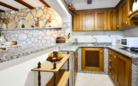 Villa Campanella: Mostrador, Diseño De Interiores, Piso, Mueble, Suelo, Arreglo De Tubería, Cocina, Gabinetes, Grifo, Lavabo