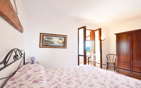 Villa Campanella: Mueble, Habitación, Cama, Diseño De Interiores, Lecho, Marco De La Cama, Suelo, Sábana, Piso, Techo
