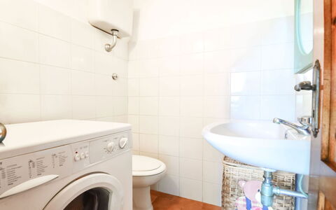 Villa Campanella: Piso, Suelo, Arreglo De Tubería, Diseño De Interiores, Baño, Baño, Asiento Del Baño, Lavadora, Techo, Habitación