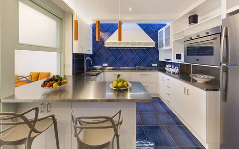 Villa Nerano: Cocina, Mueble, Diseño De Interiores, Mostrador, Piso, Aparato De Cocina, Suelo, Techo, Madera, Gabinetes