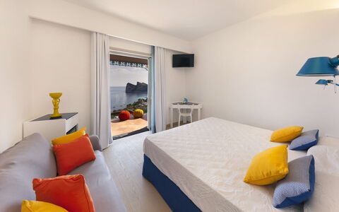 Villa Nerano: Mueble, Diseño De Interiores, Departamento, Mar, Recurso, Habitación, Hotel, Almohada, Habitación, Silla