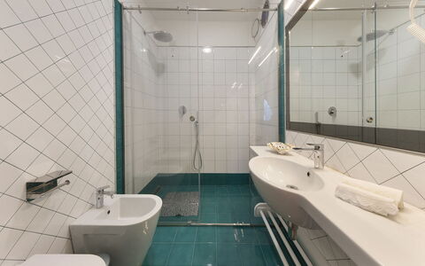Villa Nerano: Baño, Arreglo De Tubería, Piso, Lavabo Del Baño, Diseño De Interiores, Suelo, Grifo, Plomería, Ducha, Lavabo