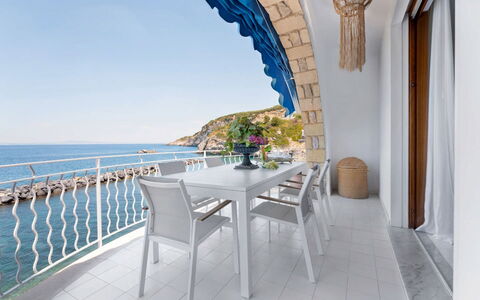 Villa Luce: Mar, Mueble, Oceano, Silla, Mueble Para Exteriores, Costa, Recurso, Balcón, Cocina Y Comedor Mesa, Restaurante