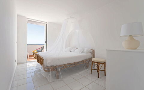 Villa Luce: Habitación, Suelo, Diseño De Interiores, Piso, Cama, Mueble, Casa, Lecho, Sábana, Departamento