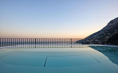 Villa Limoncello: Piscina, Balcón