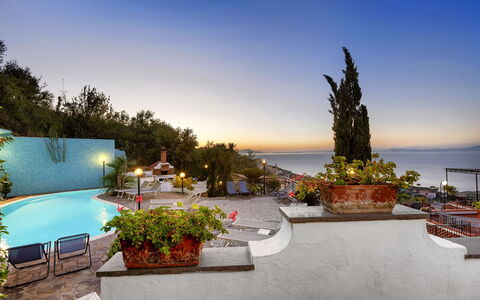 Villa Flora: Azul, Mar, Costa, Costeras Y Los Accidentes Geográficos Oceánico, Oceano, Recurso, Eco Hotel, Maceta, Apuntalar, Ciudad De Vacaciones