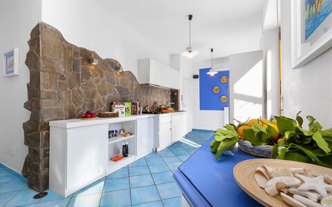 Villa Flora: Piso, Diseño De Interiores, Techo, Suelo, Cocina, Mostrador, Habitación, Departamento, Loseta, Electrodoméstico