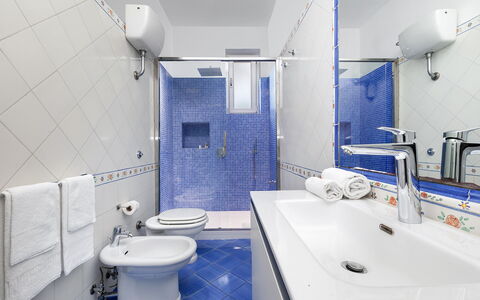 Villa Flora: Azul, Arreglo De Tubería, Piso, Diseño De Interiores, Suelo, Baño, Lavabo, Grifo, Plomería, Habitación