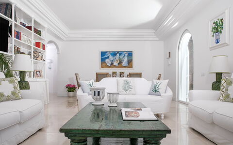 Villa Ribes: Mueble, Diseño De Interiores, Sofá, Piso, Sala, Mesa, Casa, Suelo, Techo, Habitación