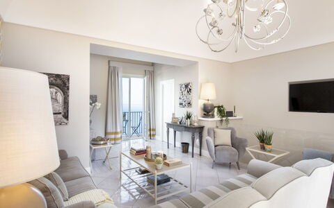 Villa Gilda: Mueble, Diseño De Interiores, Piso, Suelo, Mesa, Textil, Casa, Silla, Habitación, Sala