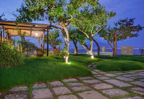 Villa Gilda: Naturaleza, Jardín, Arbusto, Paisaje, Sombra, Paisajismo, Césped, Pasarela, Yarda